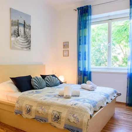 Central 2 Bedroom, Free Private Parking *