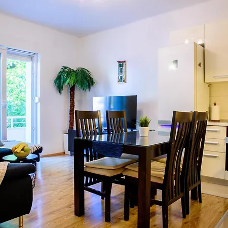 Central 2 Bedroom, Free Private Parking *
