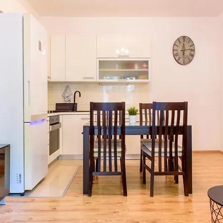 Central 2 Bedroom, Free Private Parking