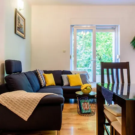 Central 2 Bedroom, Free Private Parking アパート *