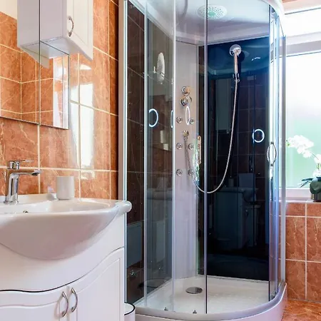 Central 2 Bedroom, Free Private Parking Apartmán